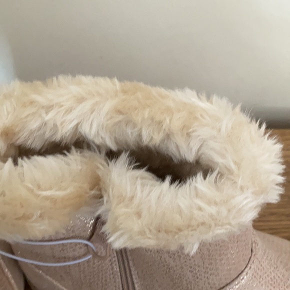 Cat & Jack girls rose/gold ankle boot size 5 with fur - Picture 4 of 5